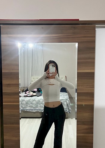 Beyaz Uzun Kollu, Parmak Geçirmeli, Göğüs Detaylı Spor Crop Top - Görsel 3