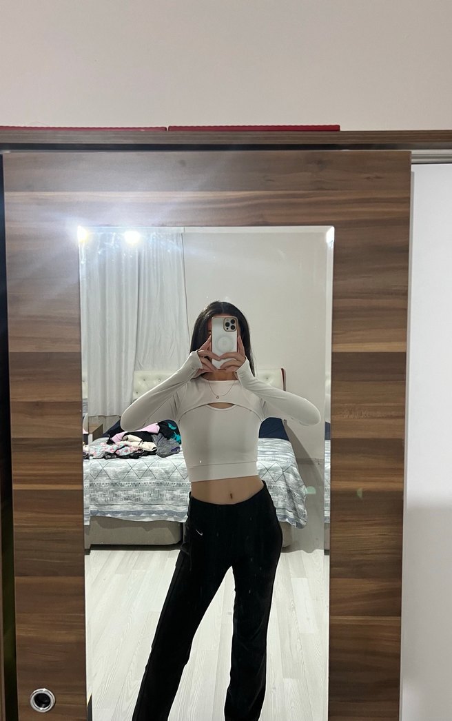 Beyaz Uzun Kollu, Parmak Geçirmeli, Göğüs Detaylı Spor Crop Top - Görsel 3