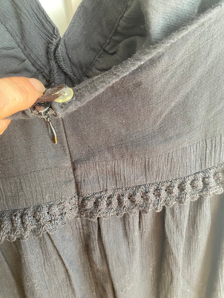 Uzun Siyah Keten Fırfırlı Askılı Elbise - Görsel 3