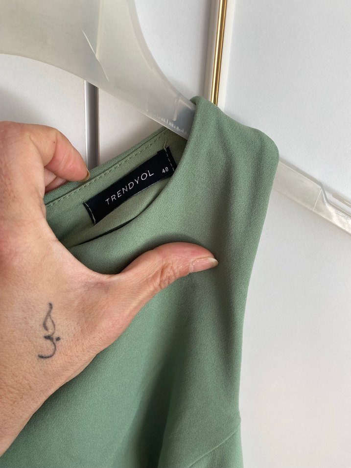 Yeşil Midi Yüksek Yakalı Kolsuz Elbise - Görsel 3