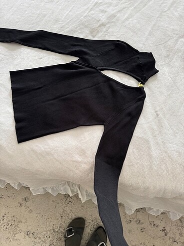 Zara asimetrik yaka toka detayli ust