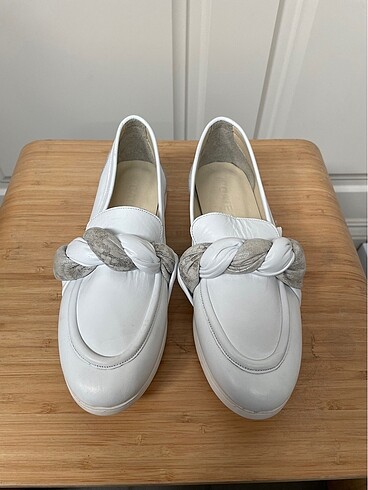 Beyaz Aksesuarlı Kadın Babet Ayakkabı