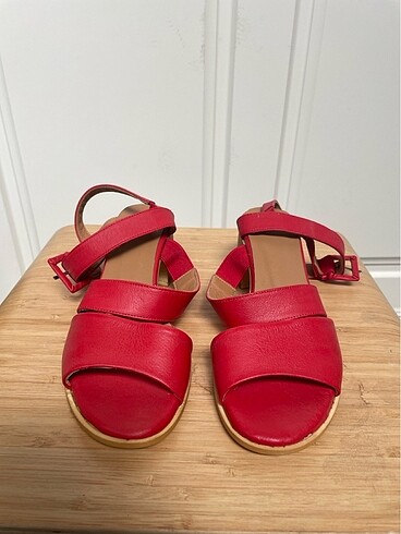 Hakiki Deri Kırmızı Tokalı Kadın Sandalet