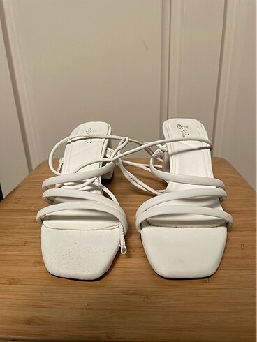 Carisa Beyaz Bağcıklı Kadın Sandalet