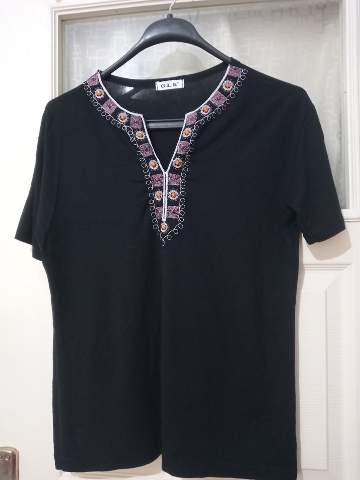Antik,işlemeli,Siyah V Yaka Kadın kısakol tişört - Görsel 2