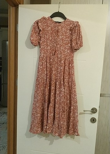 Kolları Lastikli Elbise, Önden Düğmeli Fırfırlı