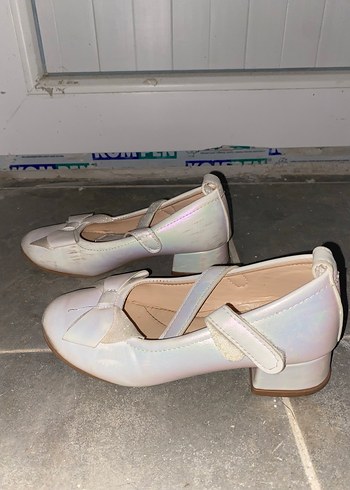 Kız Çocuk Beyaz Tokalı Babet Ayakkabı - Görsel 2