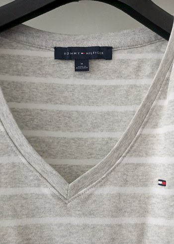 Tommy Hilfiger Gri Çizgili V-Yaka Kadın Gömlek