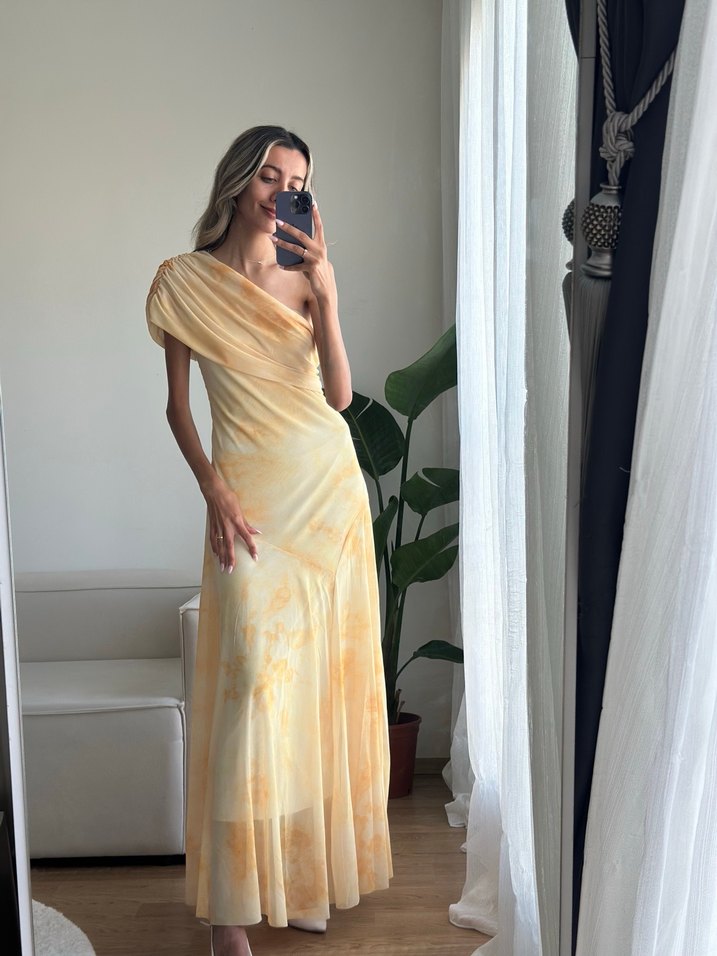 Sarı Drapeli Uzun Straplez Elbise - Görsel 4