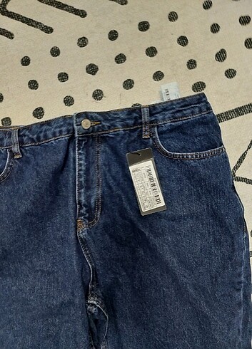 Köyü mavi destroy detaylı mom jean fut denim jeans