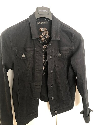 Mavi Jeans Siyah arkası işlemeli likralı kot ceket düğme kapamalıdır
