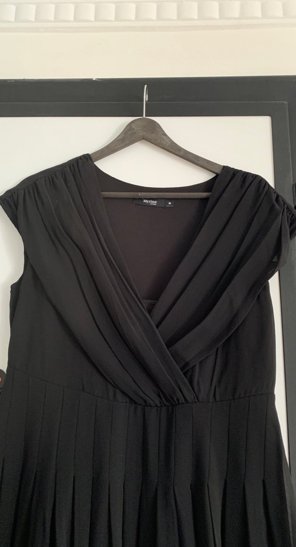 Drapeli Siyah Midi V Yaka Kolsuz Elbise - Görsel 2