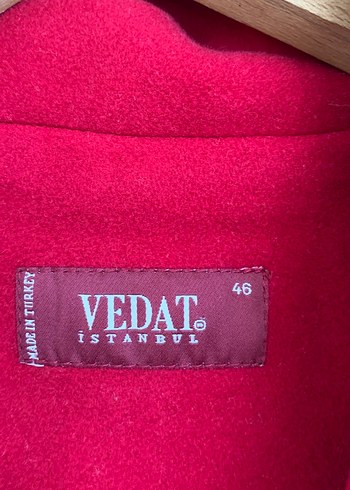 Kırmızı düğmeli kaban - Görsel 2