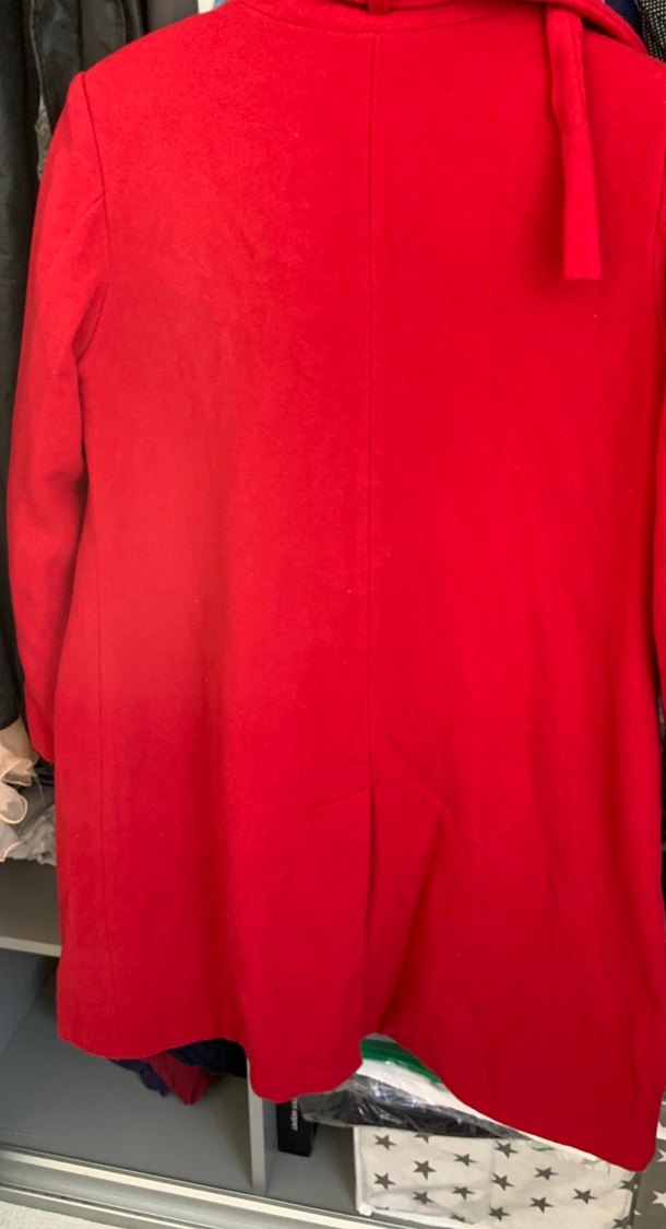 Kırmızı düğmeli kaban - Görsel 5