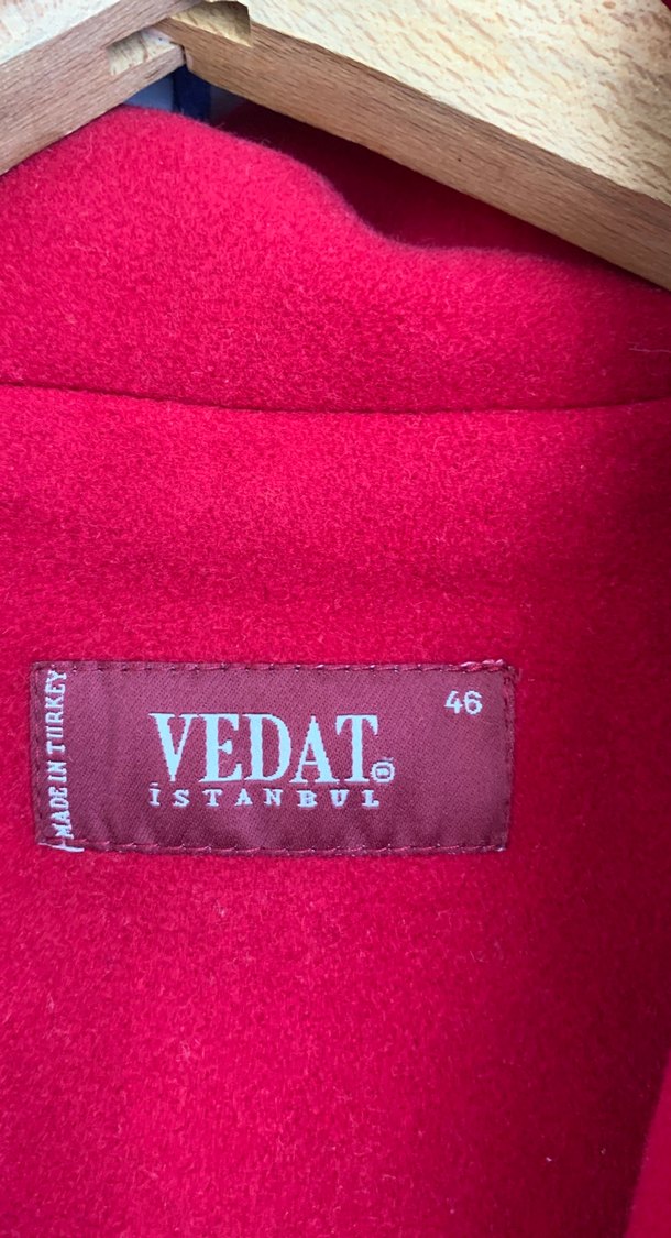 Kırmızı düğmeli kaban - Görsel 2