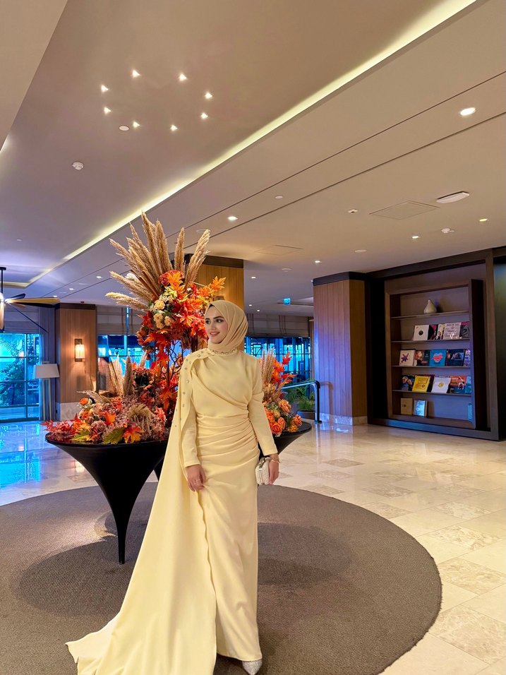 Uzun Sarı Drapeli Tesettür Abiye - Görsel 4