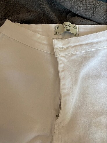 Diğer beyaz dizi yırtık kot pantolon
