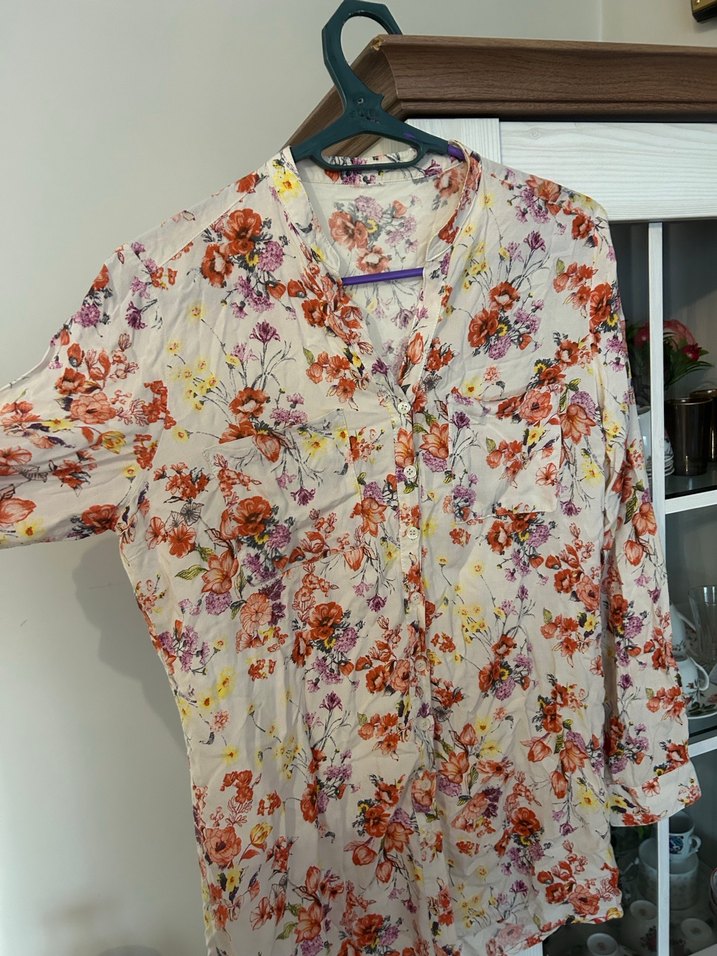 Bej Çiçek Desenli Kadın Gömlek - Görsel 2