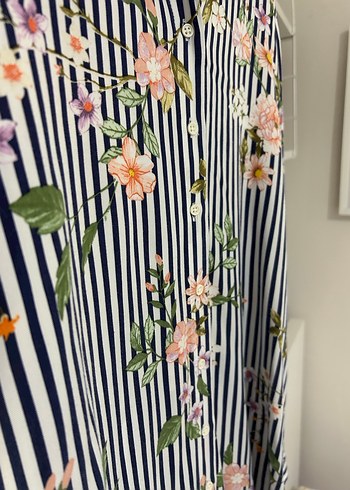 Çiçek Desenli Uzun Kollu V Yaka Kadın Gömlek - Görsel 4