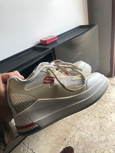 İçten topuklu spor ayakkabı