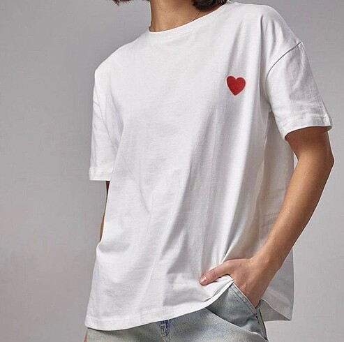 Diğer Oversize Kalp Detaylı Tişört