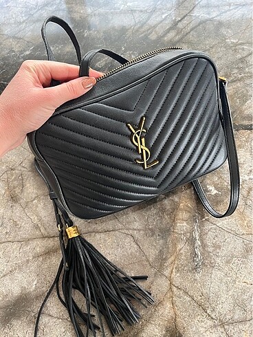 Yves Saint Laurent canta