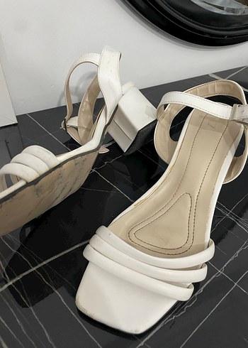 Beyaz Tokalı Kadın Topuklu Sandalet - Görsel 2