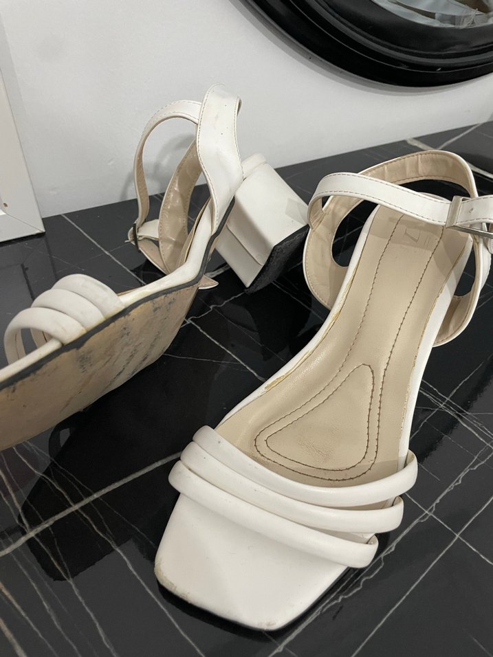 Beyaz Tokalı Kadın Topuklu Sandalet - Görsel 2