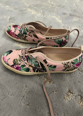 Guess - Pembe Çiçek Desenli Bağcıklı Ayakkabı