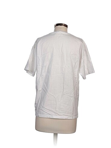 m Beden Pull and Bear T-shirt %70 İndirimli.