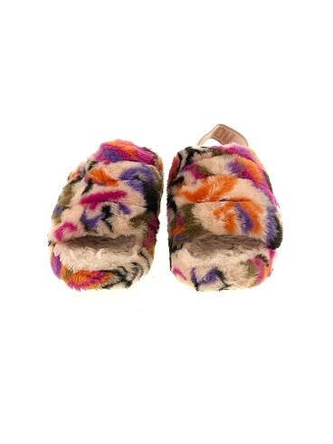 40 Beden Ugg Terlik %70 İndirimli.