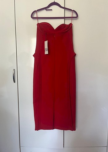 Zara Kırmızı Drapeli Straplez Uzun Kalem Elbise