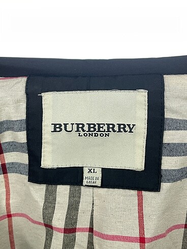 42 Beden siyah Renk Burberry Trenchcoat %70 İndirimli.