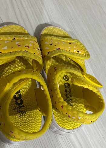 22 Beden Sarı Renkli Kız Çocuk Bantlı Sandalet