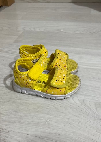 Sarı Renkli Kız Çocuk Bantlı Sandalet
