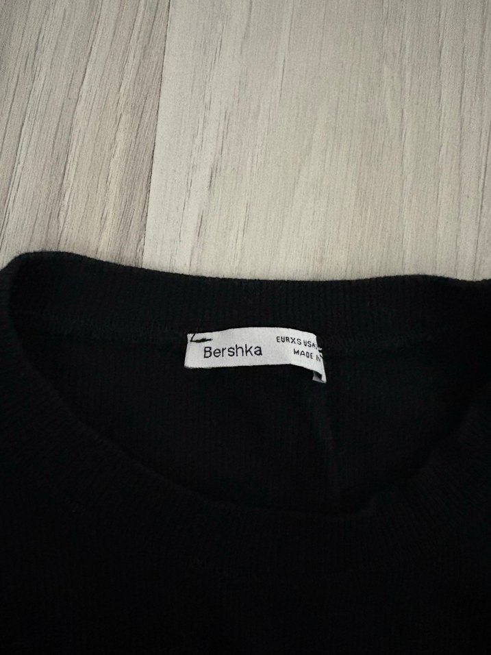 Siyah Yüksek Yakalı Kadın Atlet - Görsel 2