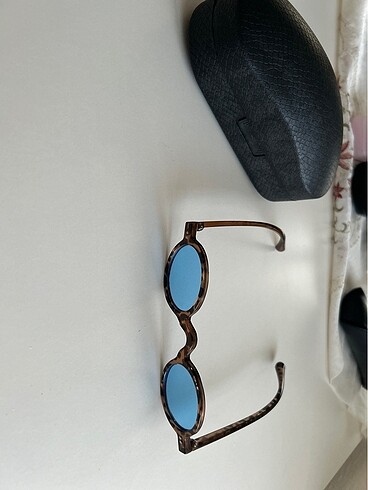Mavi camlı kadın güneş gözlüğü