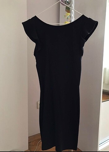 Bershka Mini Siyah Kolları Fırfır Detaylı Elbise