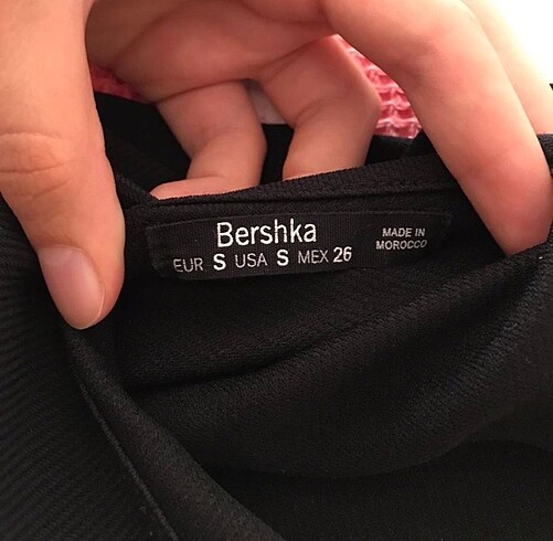 s Beden Bershka Mini Siyah Kolları Fırfır Detaylı Elbise