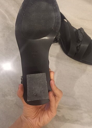 37 Beden Mango Siyah Kısa Topuklu Sandalet