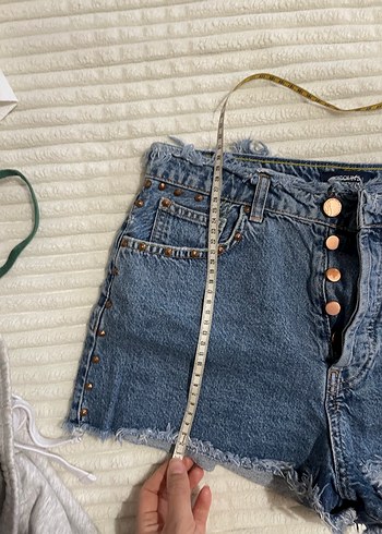 Nakışlı Düğmeli Mini Denim Şort - Görsel 4