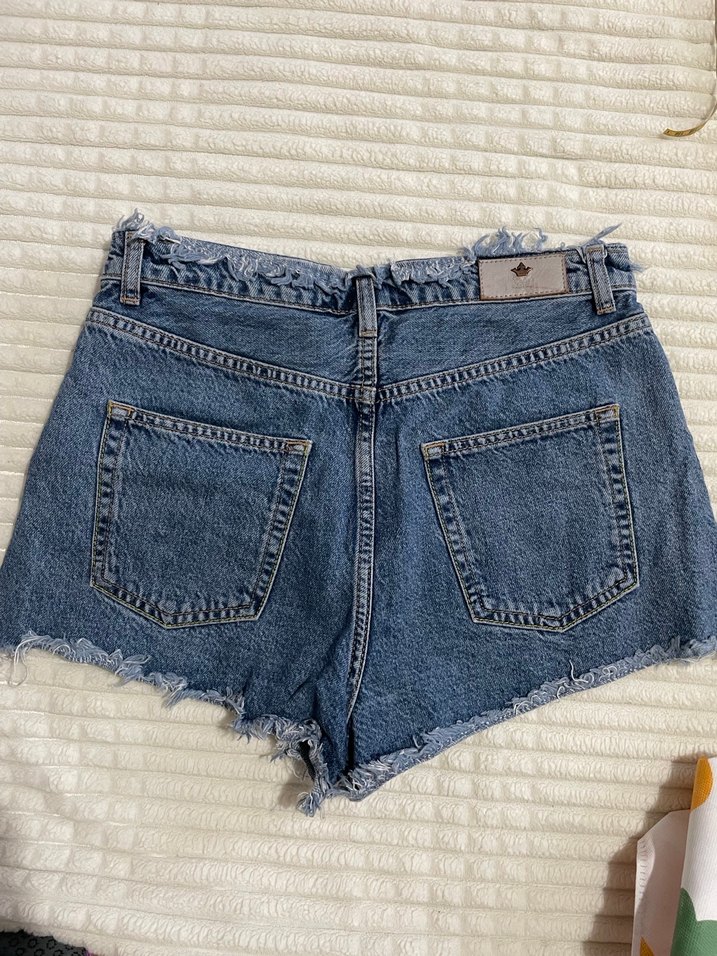 Nakışlı Düğmeli Mini Denim Şort - Görsel 2