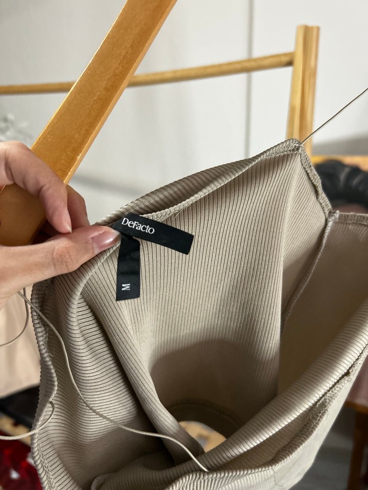 Bej Askılı Kısa Bluz - Görsel 3