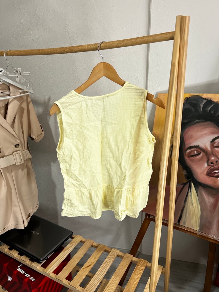 Sarı Kolsuz Fırfırlı Keten Bluz - Görsel 2