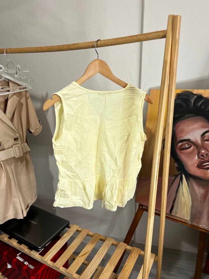 Sarı Kolsuz Fırfırlı Keten Bluz - Görsel 3