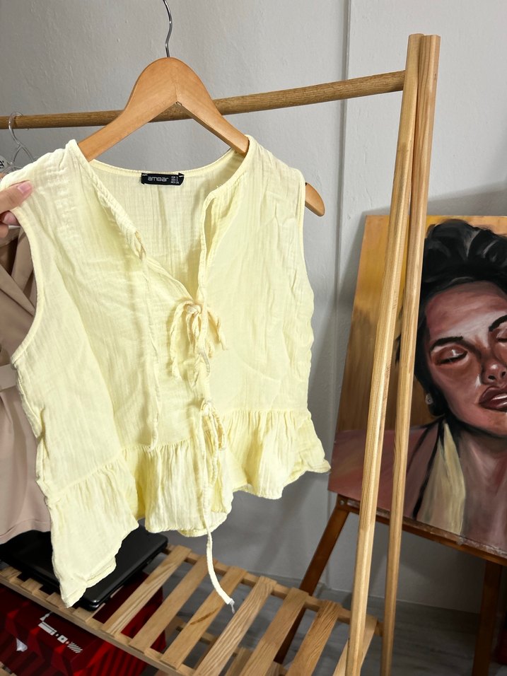 Sarı Kolsuz Fırfırlı Keten Bluz - Görsel 4
