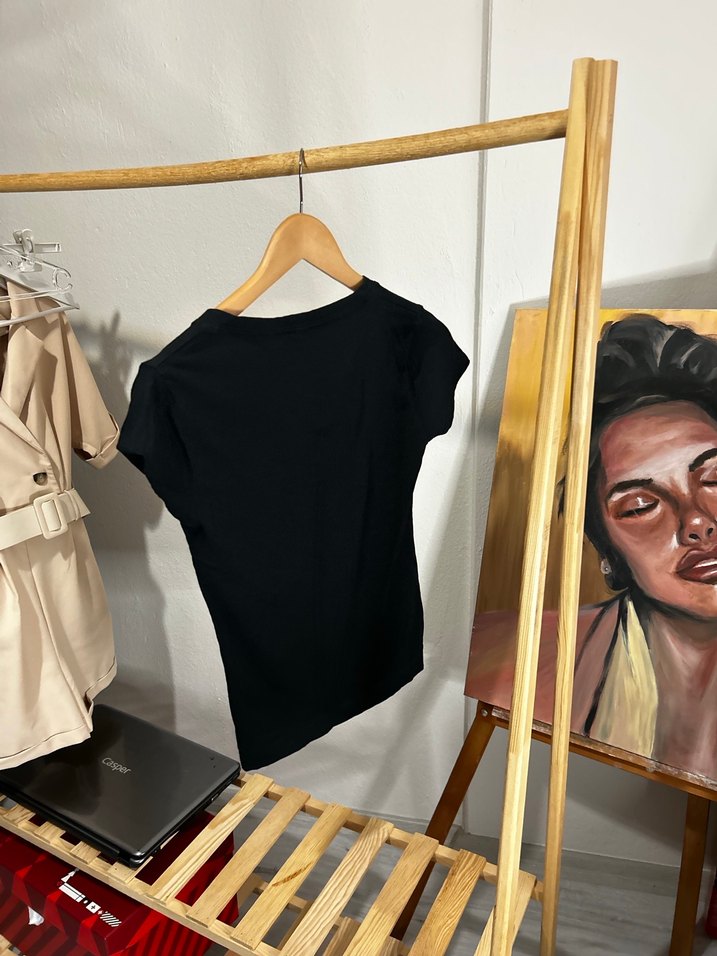 Siyah V Yakalı Kısa Kollu Kadın Tişört - Görsel 2