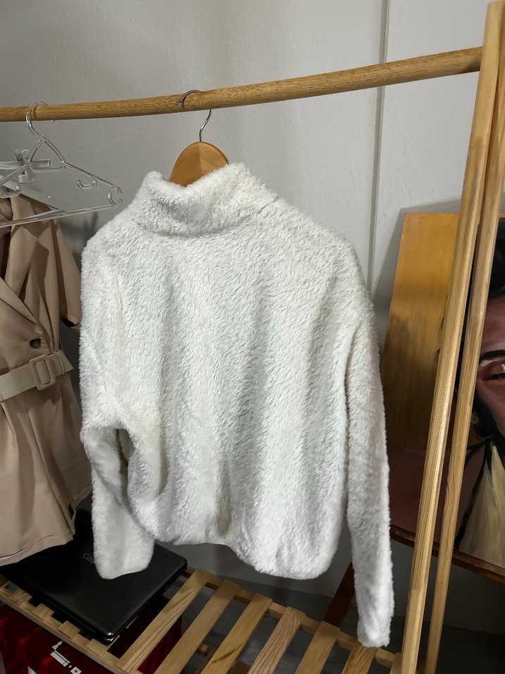 Beyaz Yüksek Yakalı Kadın Sweat - Görsel 2