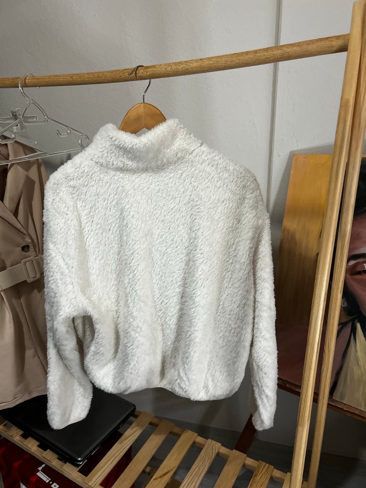 Beyaz Yüksek Yakalı Kadın Sweat - Görsel 3