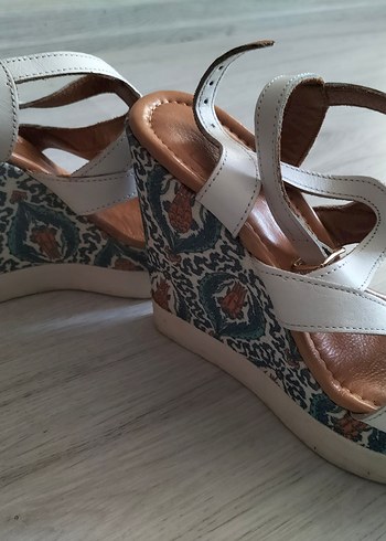 İNCİ Beyaz Desenli Dolgu Topuklu Kadın Sandalet - Görsel 6